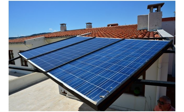 Ofisin balkonuna güneş paneli kurdu. 7 yıldır elektrik faturası  ödemiyor