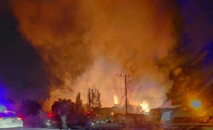 Gaziantep’te ahşap palet fabrikasındaki yangın söndürüldü