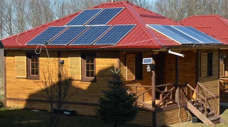 Evine koyduğu güneş panelleri sayesinde 15 yıldır elektrik faturası ödemiyor