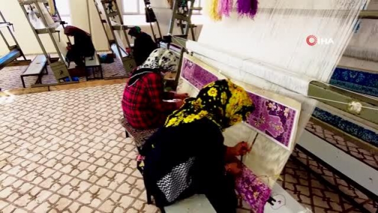 Şanlıurfa'da kadınlar halı dokuyarak üretime katkı sağlıyor