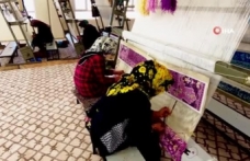Şanlıurfa'da kadınlar halı dokuyarak üretime katkı sağlıyor