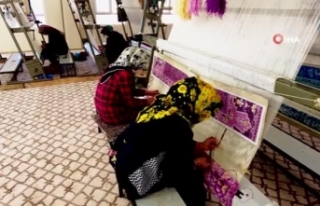 Şanlıurfa'da kadınlar halı dokuyarak üretime...